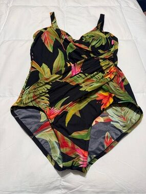 Miraclesuit women’s 16 Black Tropical Floral One-Piece Swimsuit